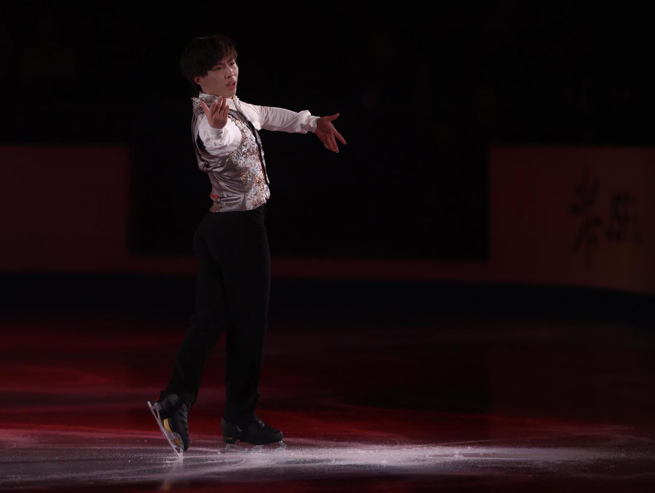 フィギュアスケートGPシリーズ第4戦NHK杯のエキシビションに臨む三浦（撮影・河田真司）