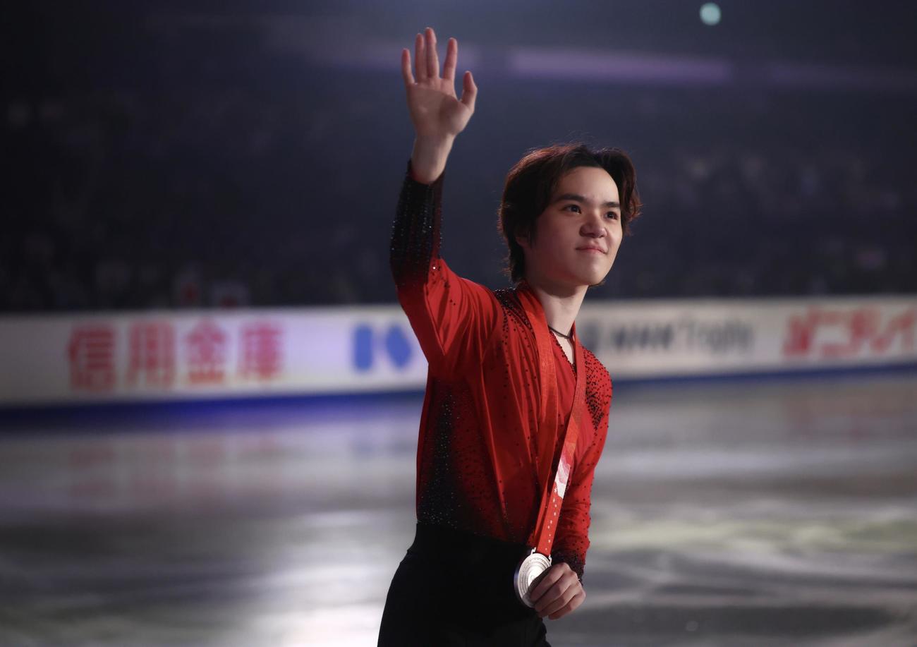 フィギュアスケートGPシリーズ第4戦NHK杯のエキシビションで、北京五輪団体戦で獲得した銀メダルを披露する宇野昌磨さん（撮影・河田真司）