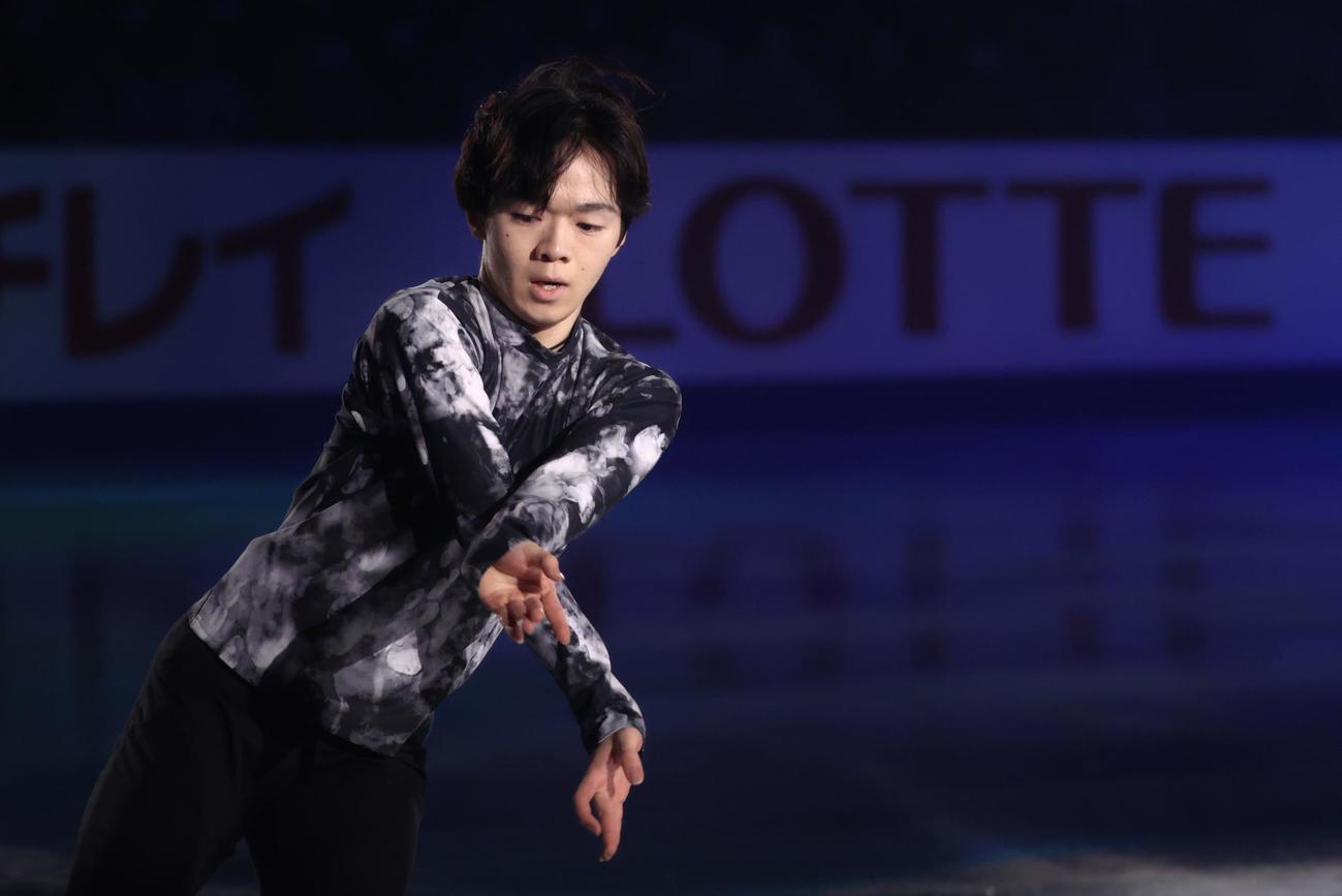 フィギュアスケートGPシリーズ第4戦NHK杯のエキシビションに臨む鍵山（撮影・河田真司）