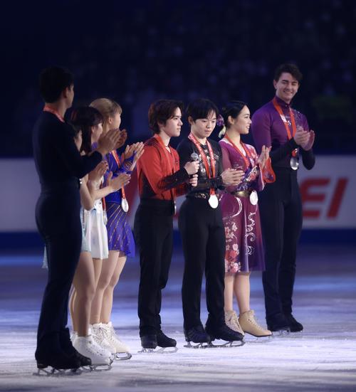 フィギュアスケートGPシリーズ第4戦NHK杯のエキシビションで、北京五輪団体戦で獲得した銀メダルを披露する宇野昌磨さん（中央）ら（撮影・河田真司）