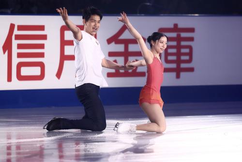 フィギュアスケートGPシリーズ第4戦NHK杯のエキシビションに臨む木原（左）と三浦璃来（撮影・河田真司）