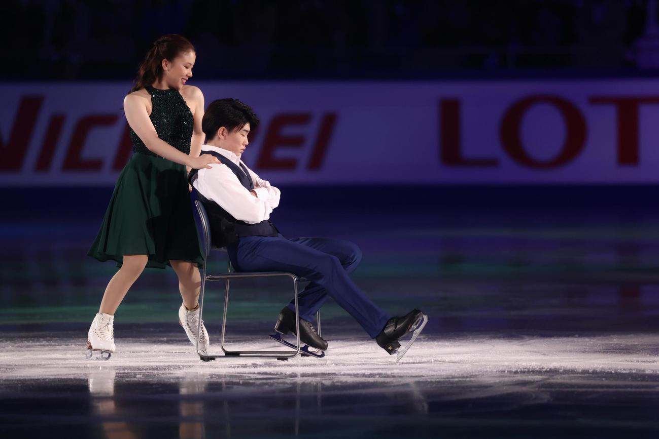フィギュアスケートGPシリーズ第4戦NHK杯のエキシビションに臨む吉田（左）と森田（撮影・河田真司）