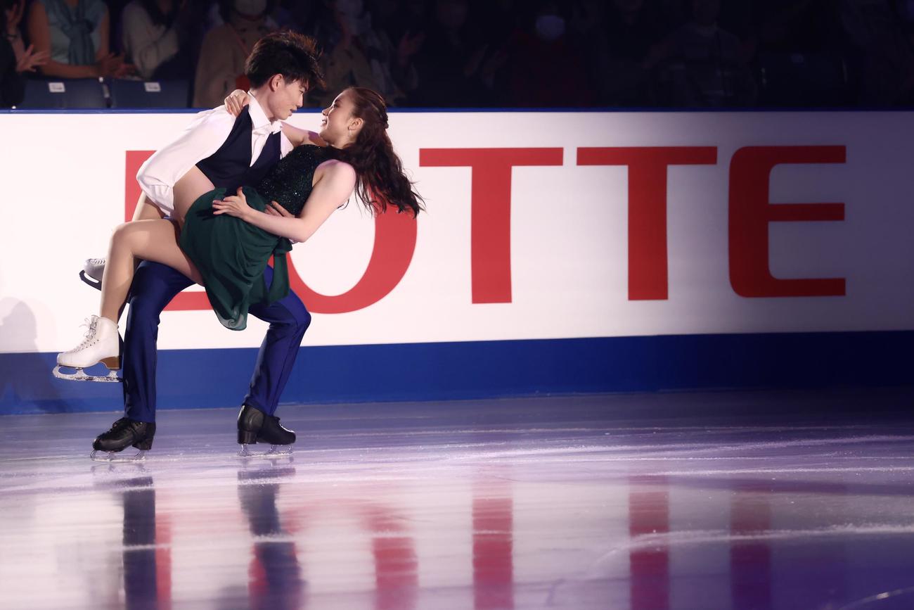 フィギュアスケートGPシリーズ第4戦NHK杯のエキシビションに臨む森田（左）と吉田（撮影・河田真司）