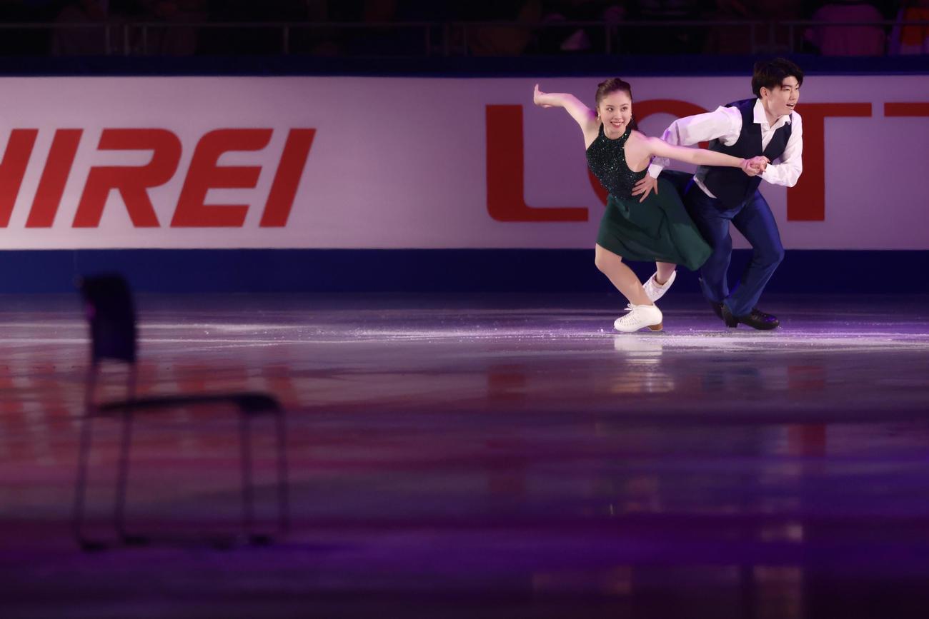 フィギュアスケートGPシリーズ第4戦NHK杯のエキシビションに臨む吉田（左）と森田（撮影・河田真司）
