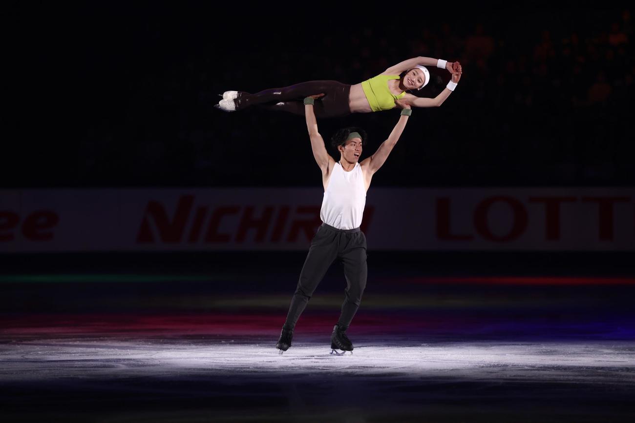 フィギュアスケートGPシリーズ第4戦NHK杯のエキシビションに臨む長岡（上）と森口（撮影・河田真司）