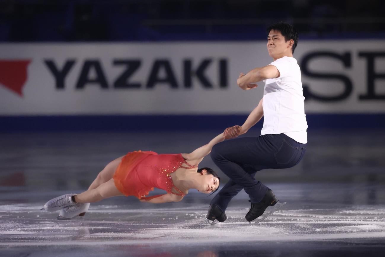 フィギュアスケートGPシリーズ第4戦NHK杯のエキシビションに臨む三浦（左）と木原（撮影・河田真司）