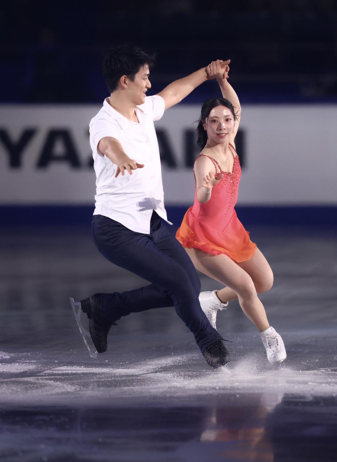 フィギュアスケートGPシリーズ第4戦NHK杯のエキシビションに臨む木原（左）と三浦璃来（撮影・河田真司）