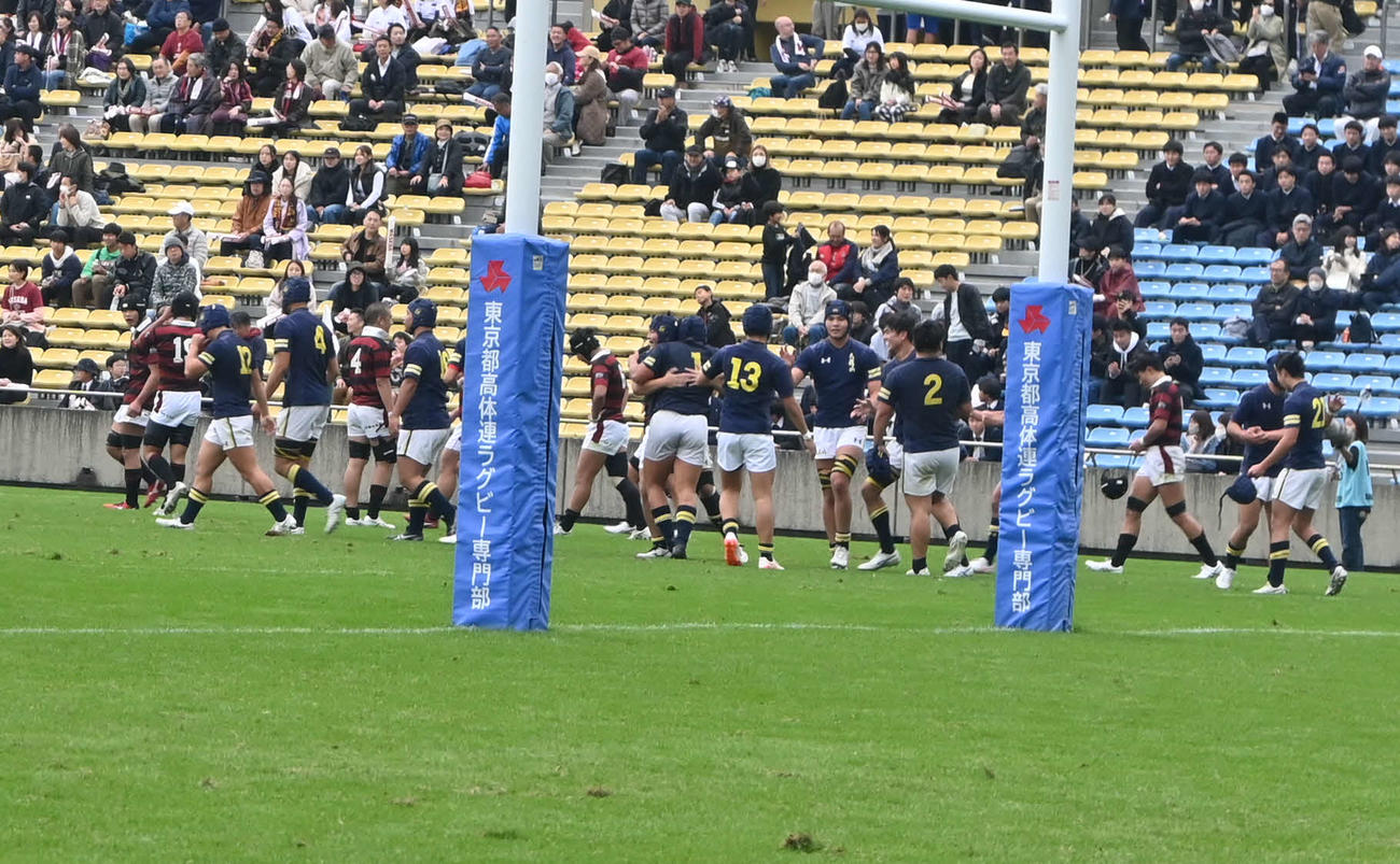 優勝を決めて喜ぶ国学院久我山のメンバー（撮影・飯岡大暉）