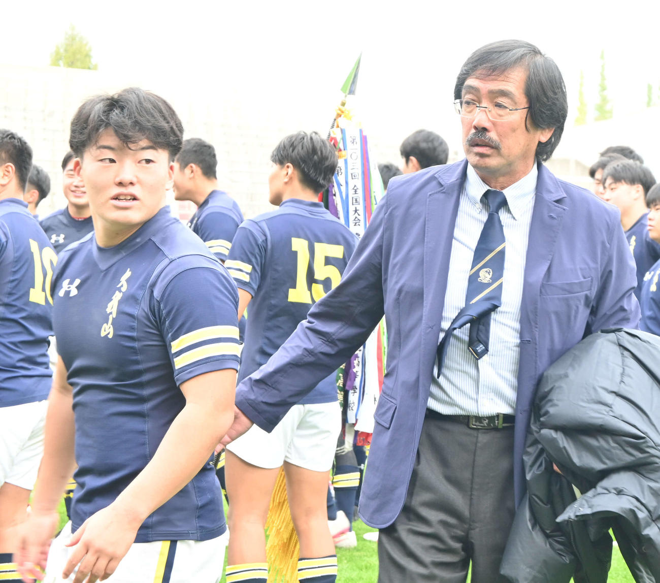 優勝を決めて国学院久我山の土屋監督（右）は齋藤主将に声をかける（撮影・飯岡大暉）