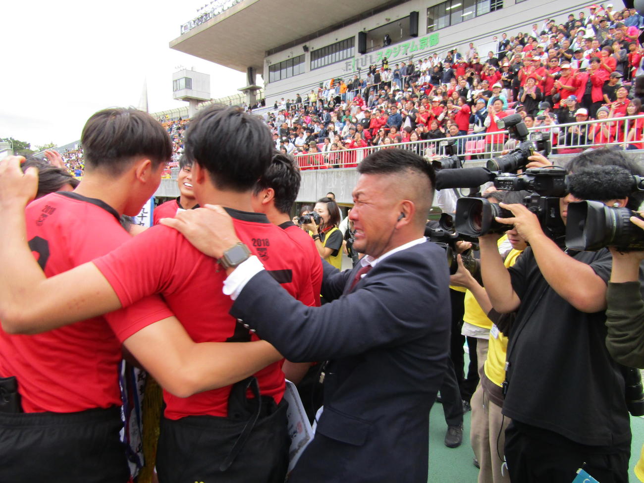 花園出場を決めた京都工学院・大島淳史監督（中央）は選手と涙ぐむ（撮影・横田和幸）