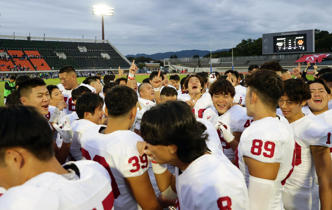 関学大対立命大　関学大に勝利し、喜ぶ立命大の選手たち（撮影・前田充）
