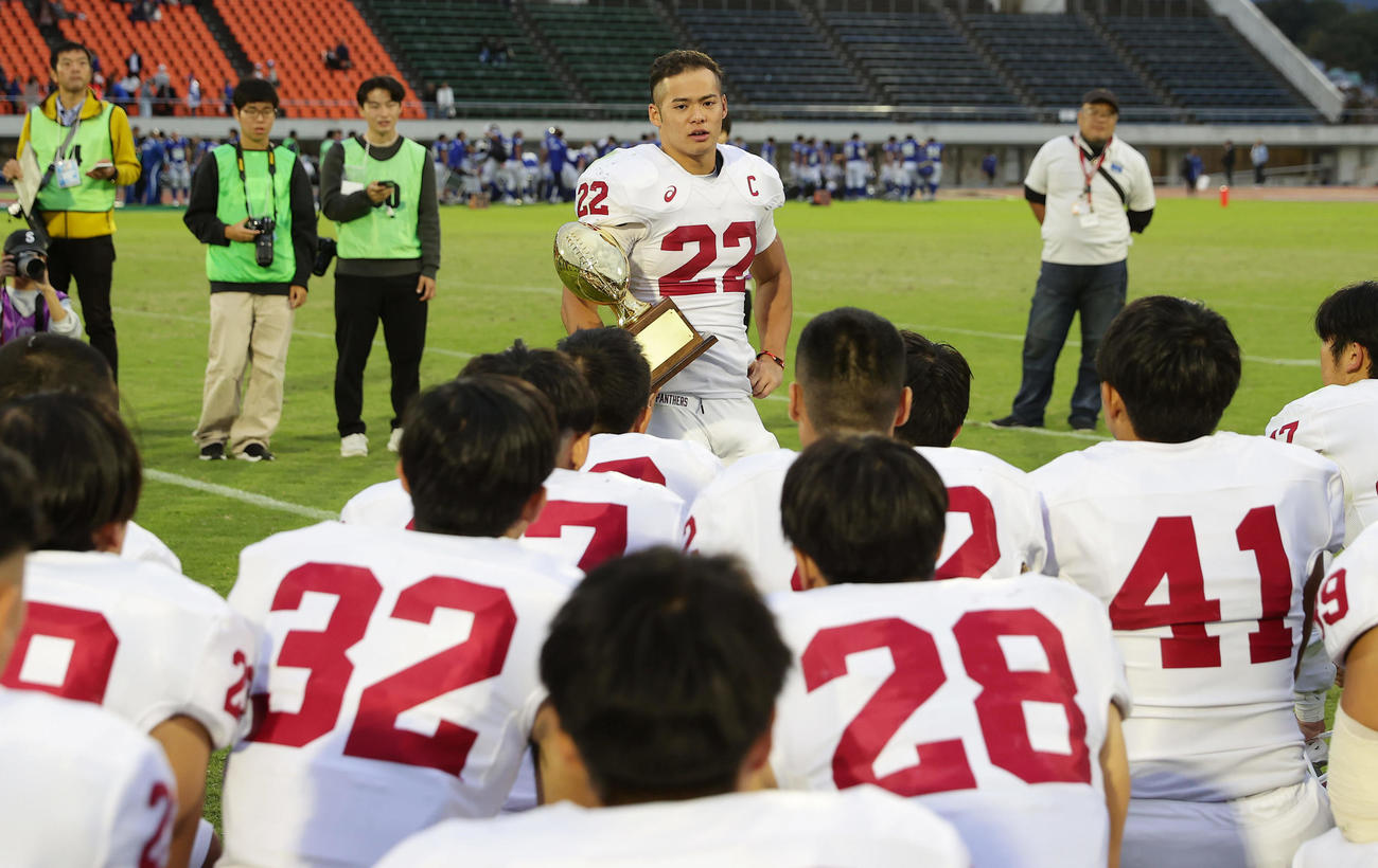 関学大対立命大　関学大に勝利し、チームメートの前で話す立命大・山崎（中央）（撮影・前田充）