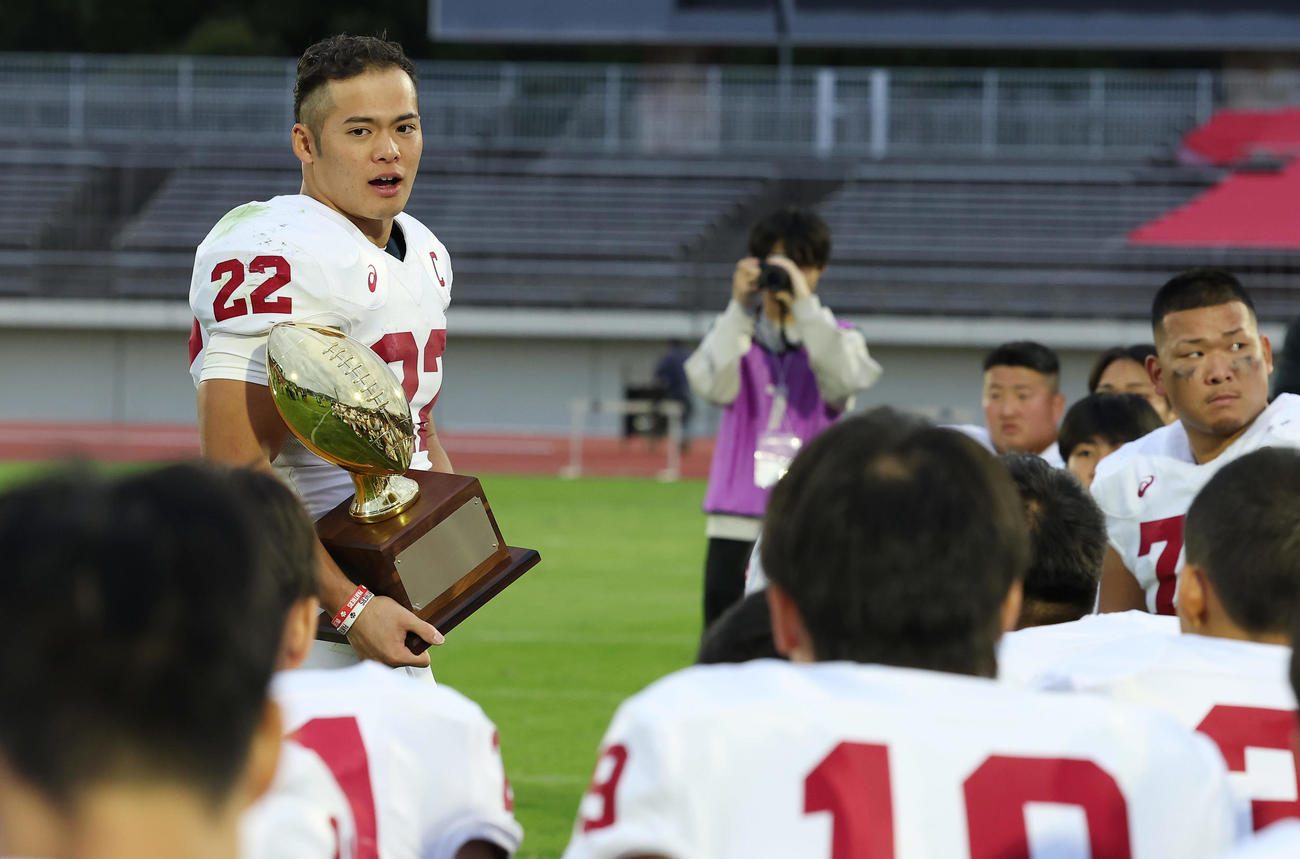 関学大対立命大　関学大に勝利し、チームメートの前で話す立命大・山崎（左）（撮影・前田充）