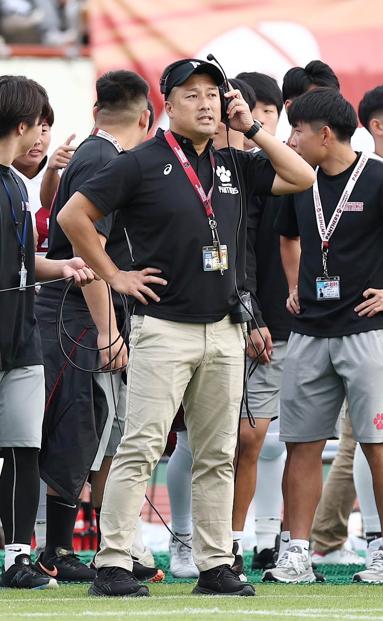 関学大対立命大　第2Q、戦況を見守る立命大・高橋監督（撮影・前田充）