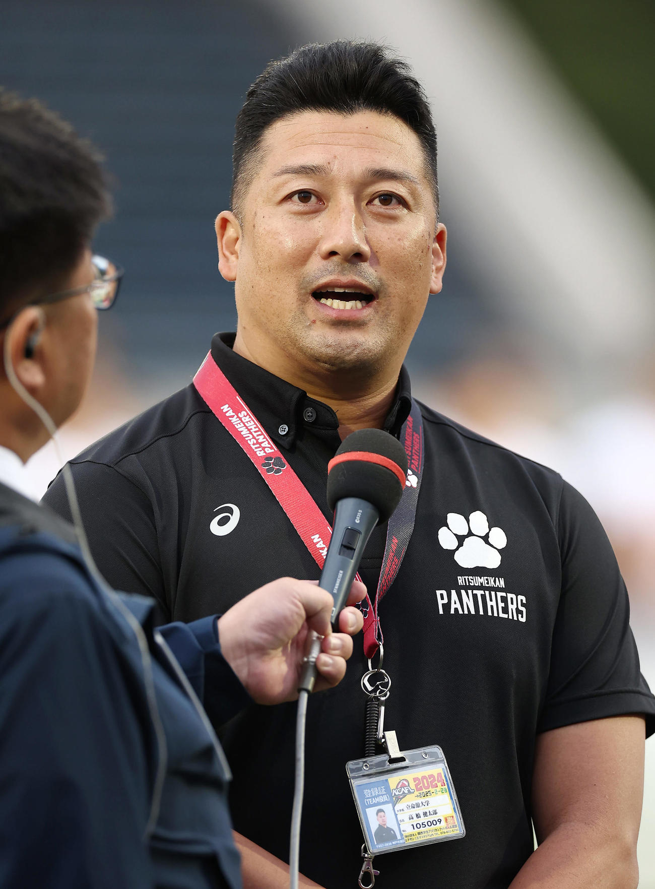 関学大対立命大　関学大に勝利し、インタビューを受ける立命大・高橋監督（撮影・前田充）