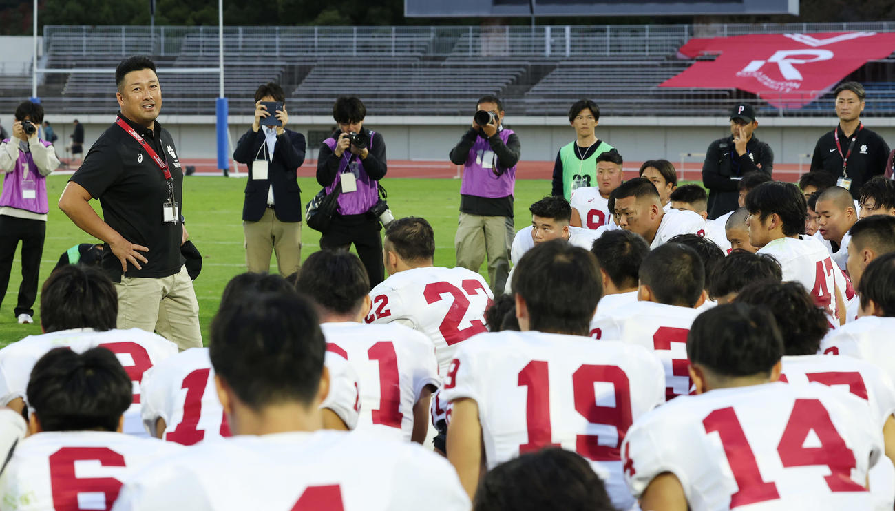 関学大対立命大　関学大に勝利し、選手に話をする立命大・高橋監督（左）（撮影・前田充）