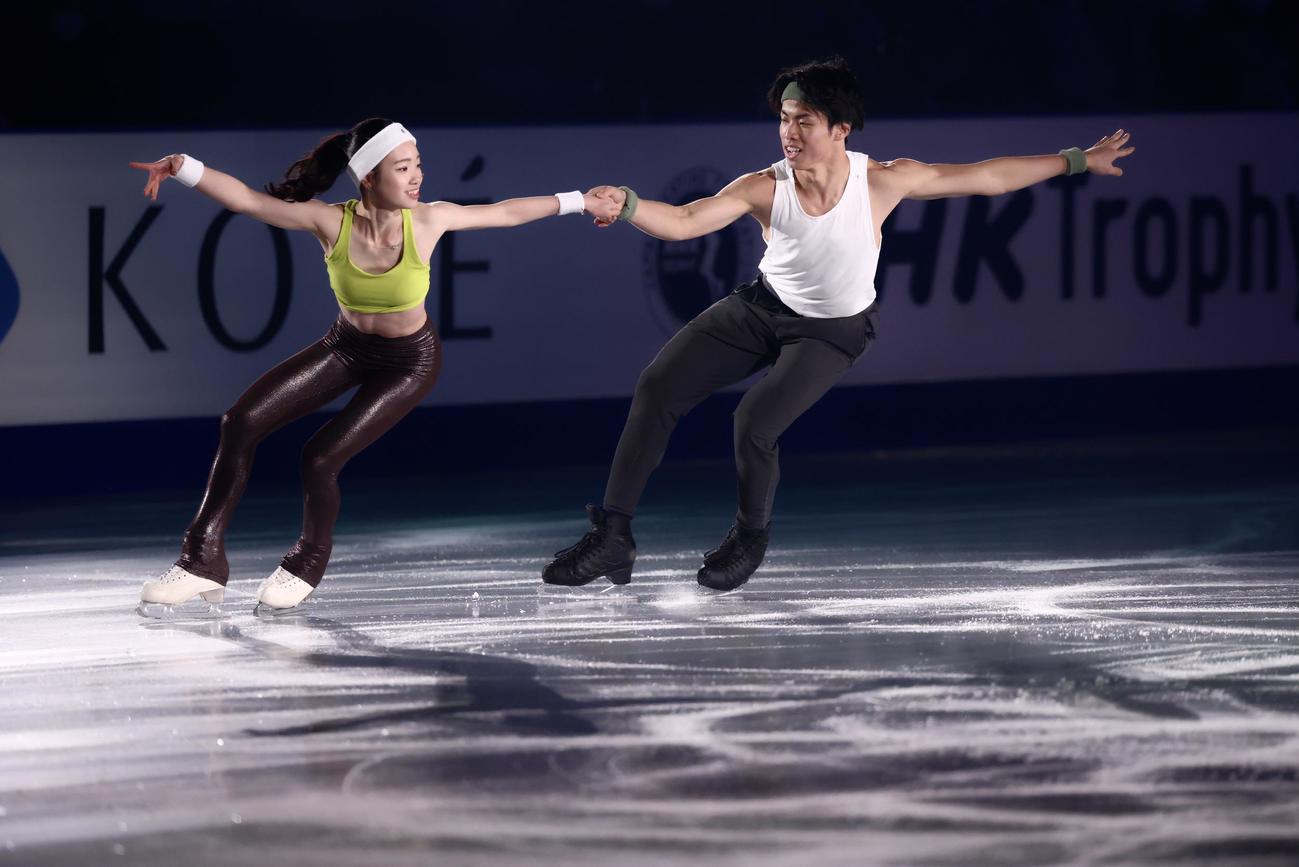 フィギュアスケートGPシリーズ第4戦NHK杯のエキシビションに臨む長岡（上）と森口（撮影・河田真司）
