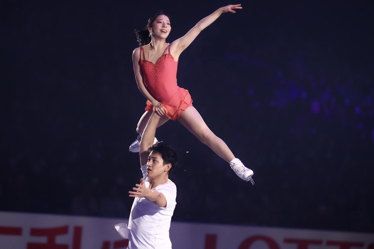 フィギュアスケートGPシリーズ第4戦NHK杯のエキシビションに臨む三浦（上）と木原（撮影・河田真司）