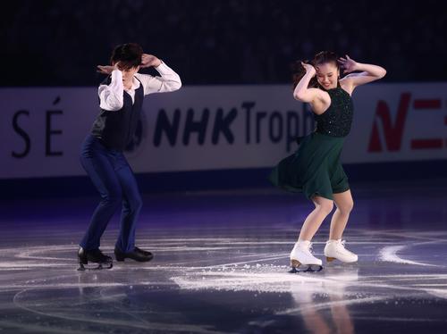 フィギュアスケートGPシリーズ第4戦NHK杯のエキシビションに臨む森田（左）と吉田（撮影・河田真司）