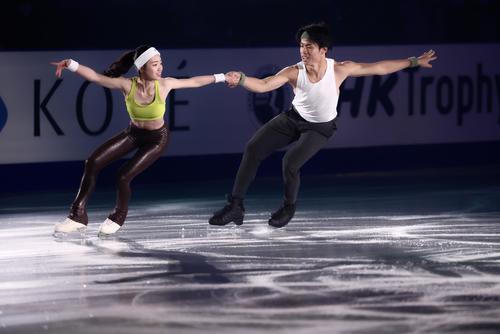フィギュアスケートGPシリーズ第4戦NHK杯のエキシビションに臨む長岡（上）と森口（撮影・河田真司）