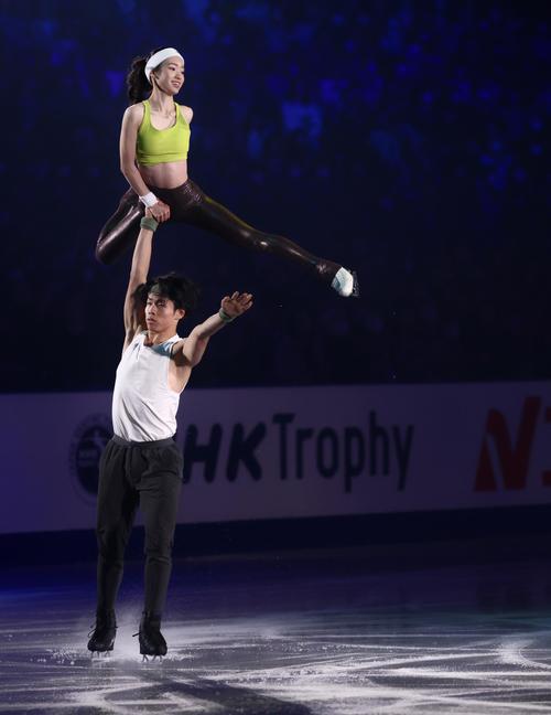 フィギュアスケートGPシリーズ第4戦NHK杯のエキシビションに臨む長岡（上）と森口（撮影・河田真司）