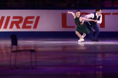 フィギュアスケートGPシリーズ第4戦NHK杯のエキシビションに臨む吉田（左）と森田（撮影・河田真司）