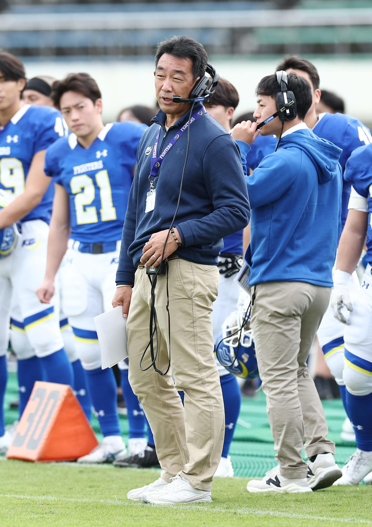 関学大対立命大　第2Q、戦況を見守る関学大・大村監督（撮影・前田充）