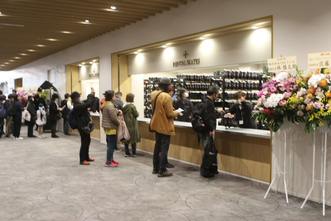 開業した「MAO RINK」で貸し靴を受け取る利用者