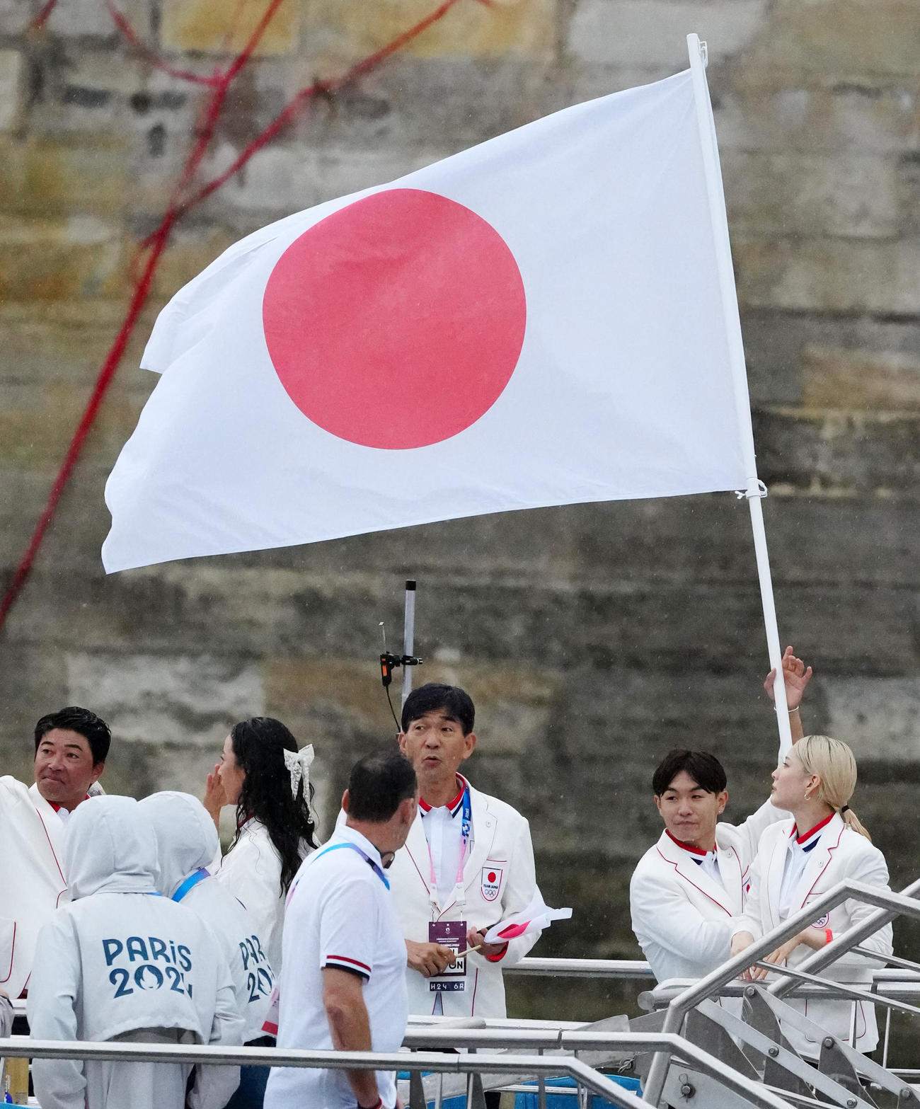 開会式でセーヌ川をパレードし、日本選手団の旗手を務めるShigekix（右から2人目）。右から江村、1人おいて尾県団長（2024年7月26日撮影）