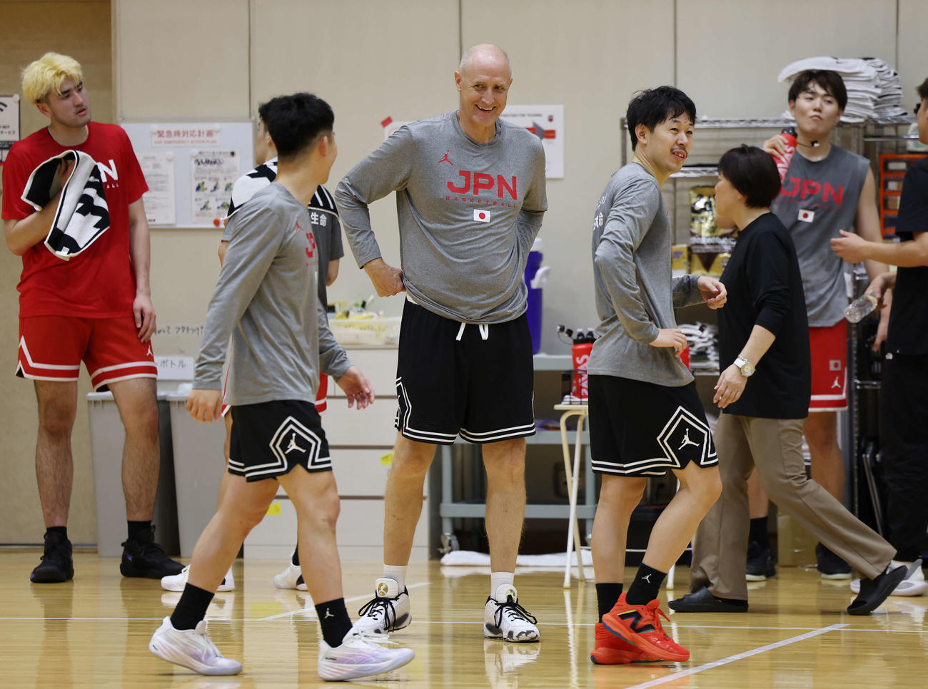 選手たちと笑顔で話すホーバス監督（中央）（撮影・宮地輝）