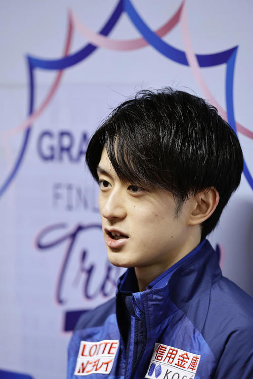 男子SPを終え、取材に応じる山本草太（共同）