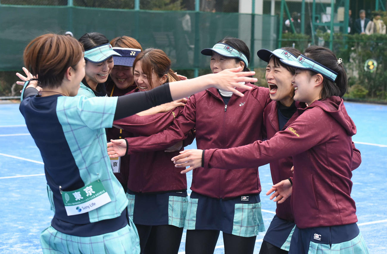 勝利を喜ぶ東京都代表（朝日新聞社提供）