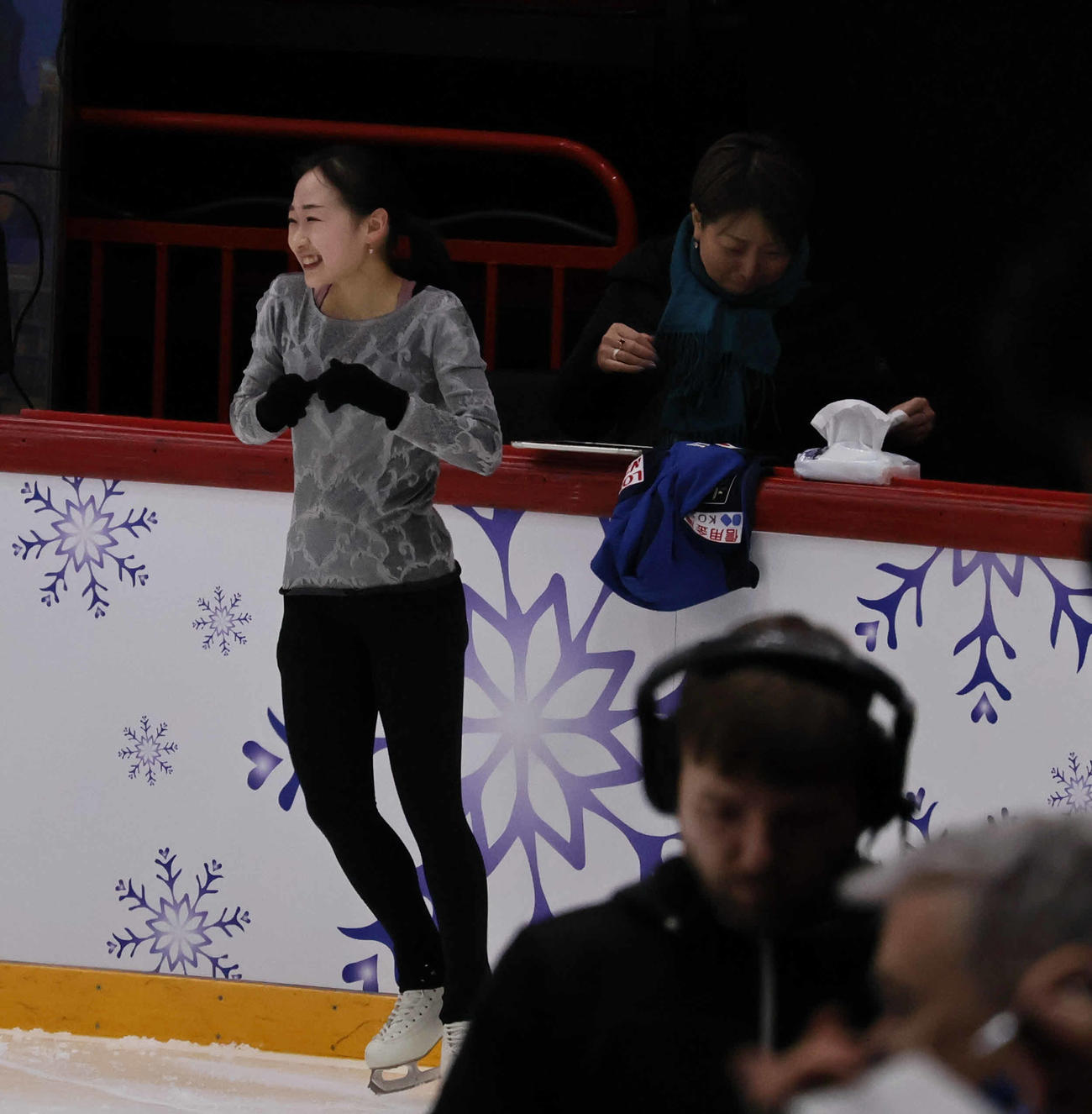 本郷裕子コーチ（右）と会話し笑顔の松生理乃（左）（撮影・竹本穂乃加）＝2024年11月14日、フィンランド・ヘルシンキ