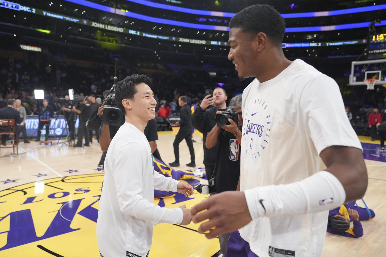 試合前、言葉を交わすレイカーズ八村塁（右）とグリズリーズ河村勇輝（AP）