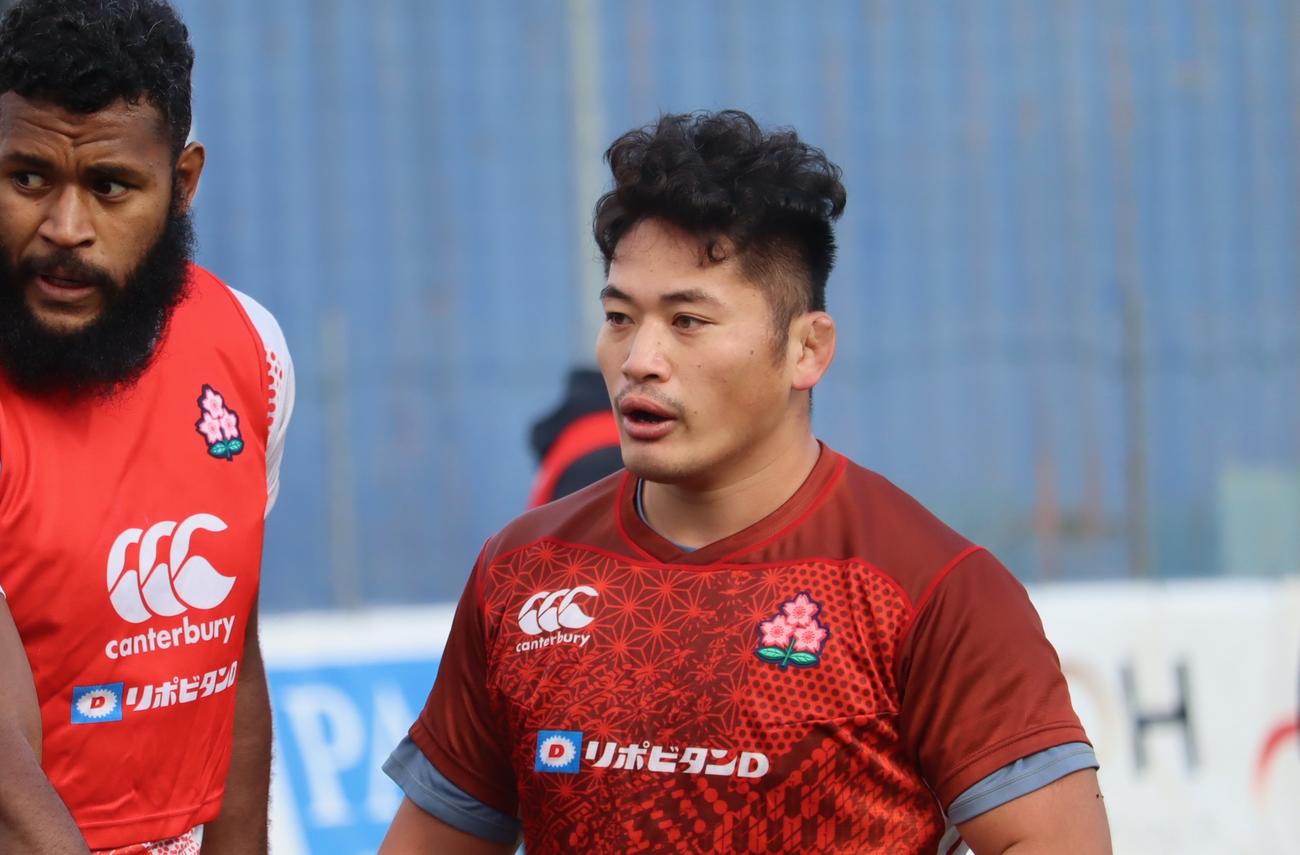 14日の練習に参加した日本代表プロップ為房慶次朗（右）（C）JRFU