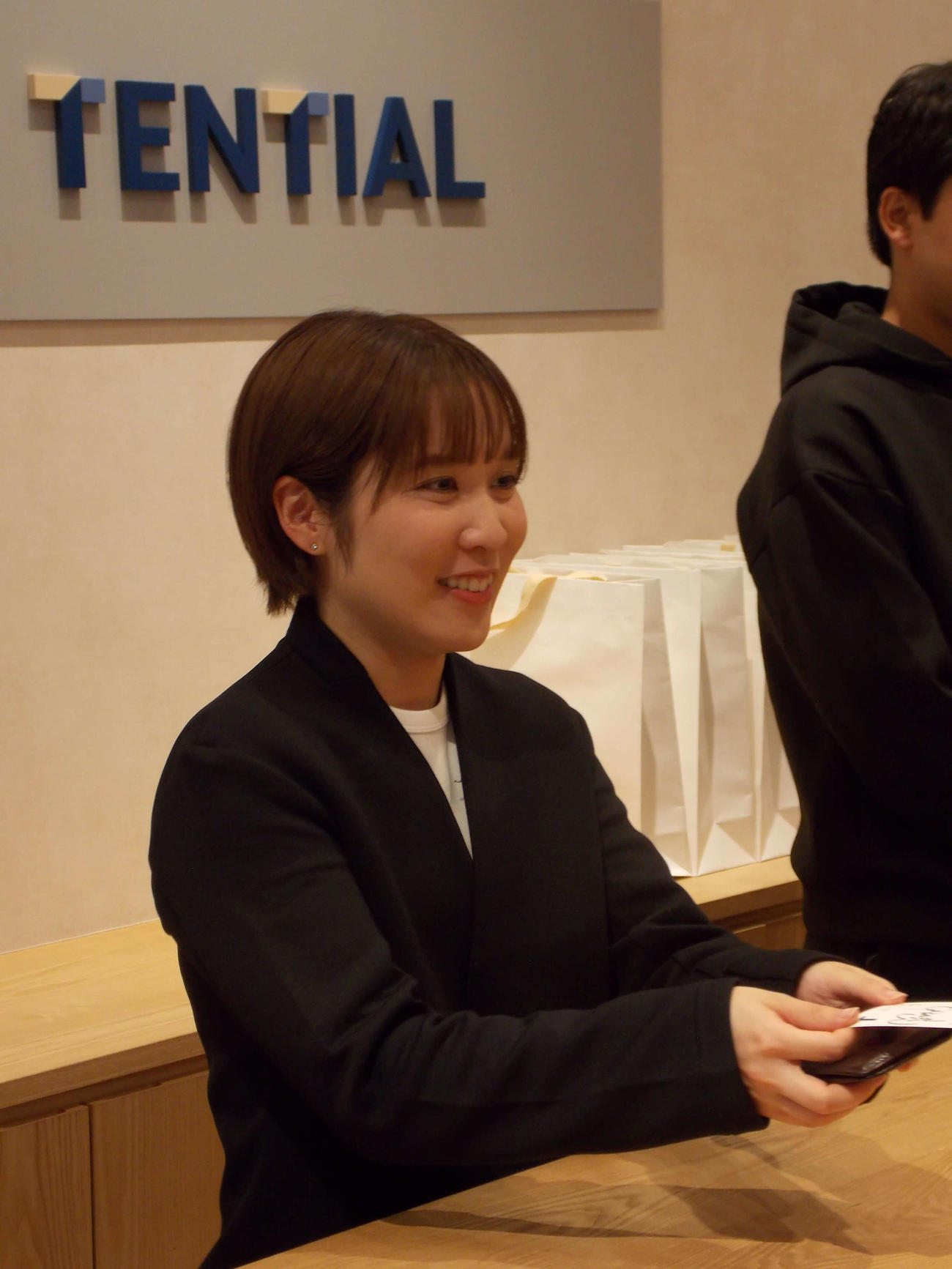TENTIAL虎ノ門ヒルズ店で名刺を渡す一日店長の平野美宇（撮影・松本航）