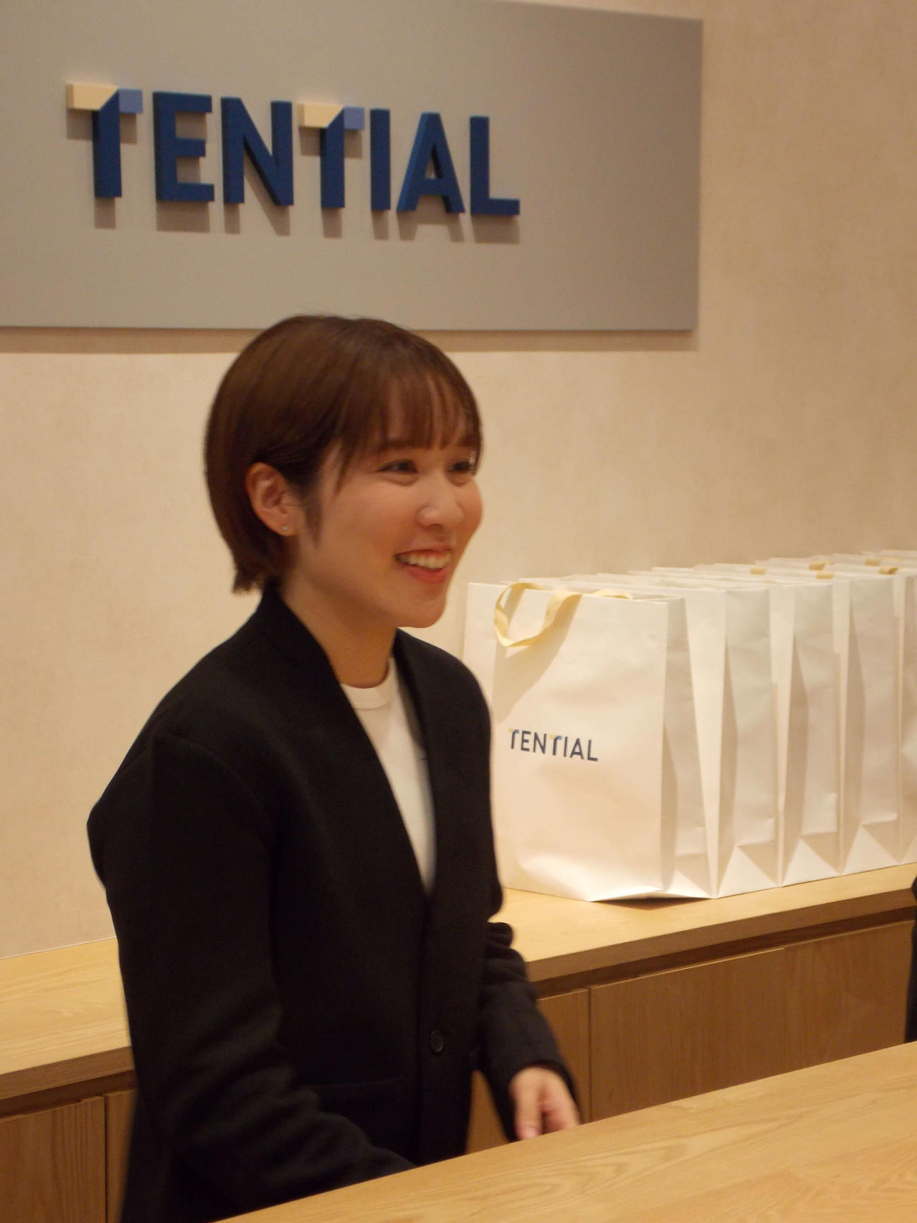 TENTIAL虎ノ門ヒルズ店で笑顔を見せる一日店長の平野美宇（撮影・松本航）