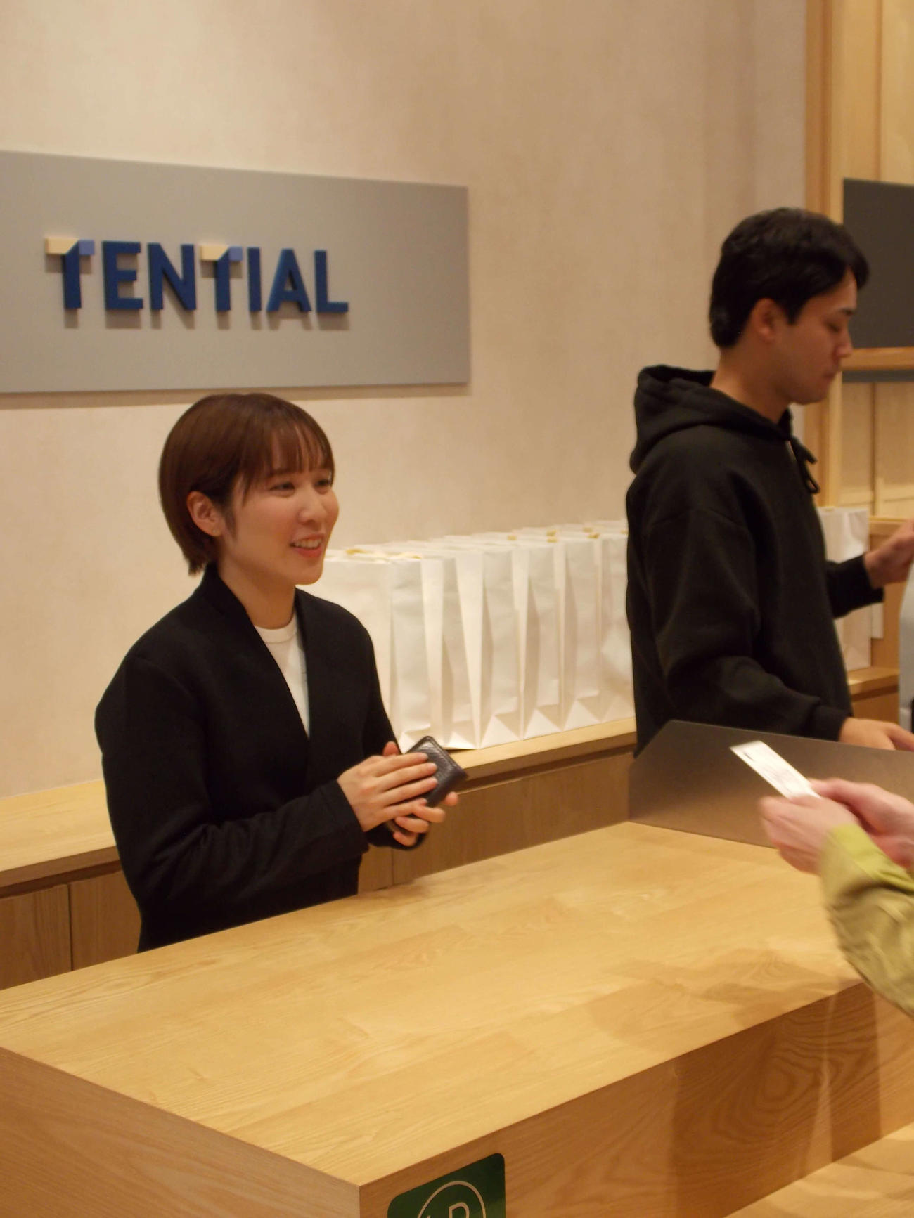 TENTIAL虎ノ門ヒルズ店で一日店長を務めた平野美宇は笑顔で名刺を渡す（撮影・松本航）