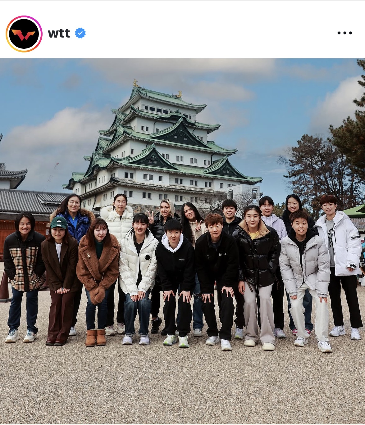 23年12月のWTTファイナル女子大会時に名古屋城の前で写真に納まる早田ひな（前列左から3人目）ら選手たち（WTTのインスタグラムから）