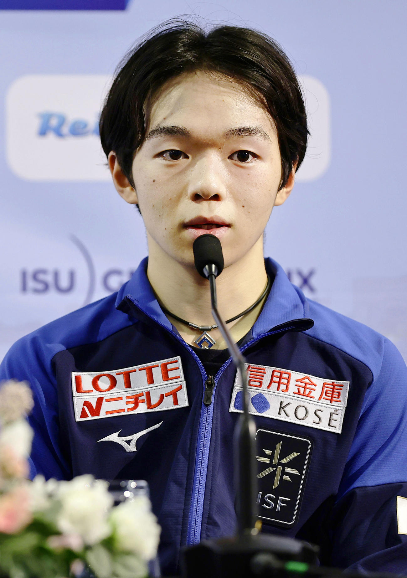 男子で優勝し、記者会見する鍵山優真（共同）