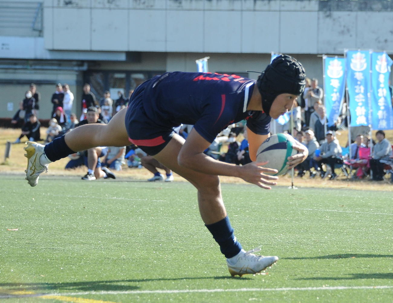 開志国際対北越　前半21分に先制トライを決める開志国際TB冨田（撮影・小林忠）