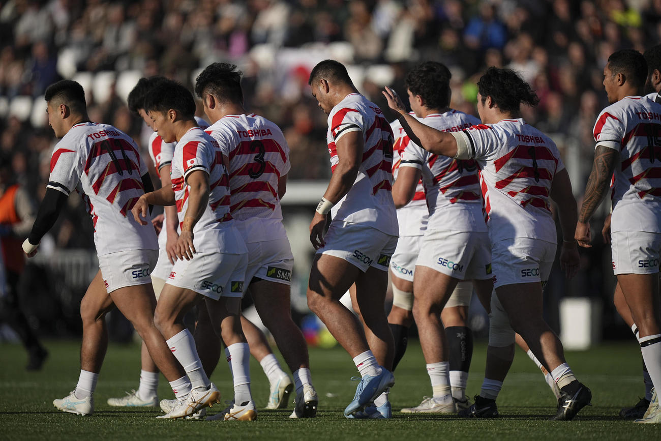 姫野和樹がトライを挙げて喜ぶ日本の選手ら（AP）