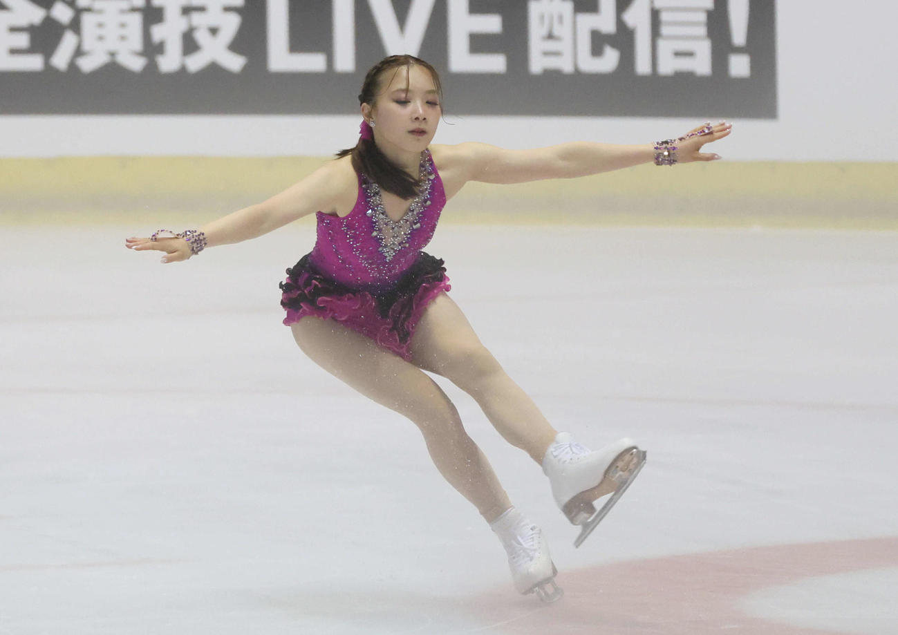 ジュニア女子ショートプログラムで演技をする村上遥奈（撮影・加藤孝規）