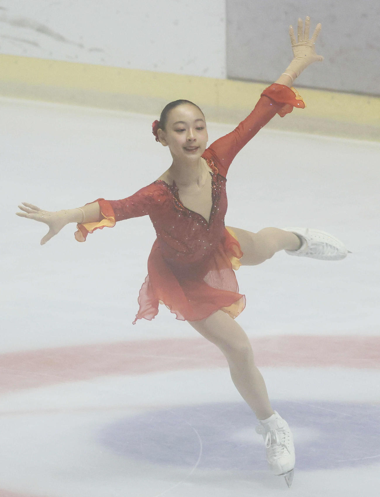 ジュニア女子ショートプログラムで演技をする岡万佑子（撮影・加藤孝規）