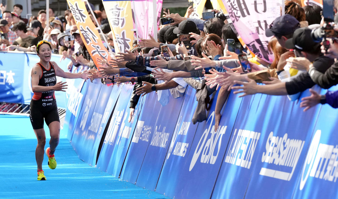 トライアスロン日本選手権　女子　優勝を飾った高橋侑子（撮影・たえ見朱実）
