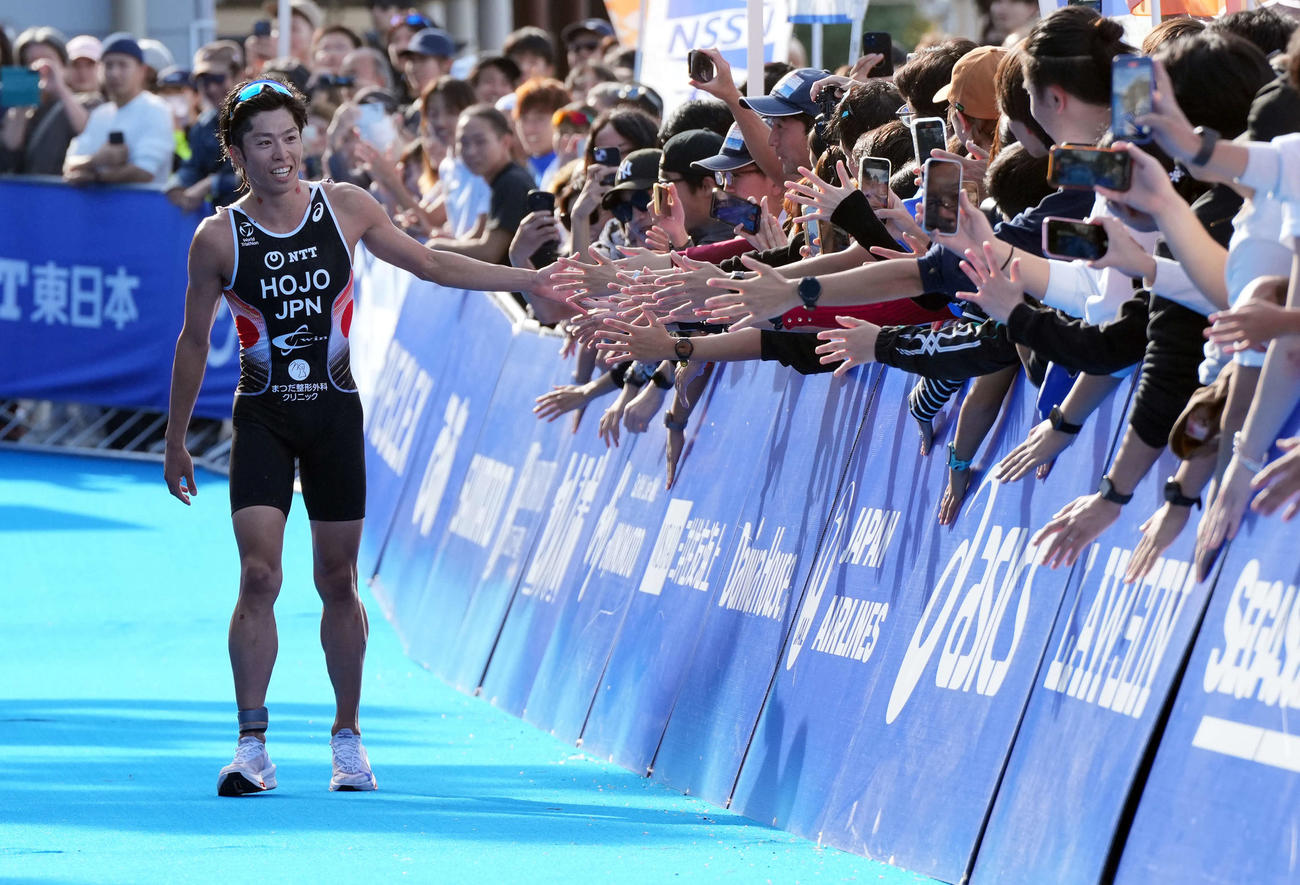 トライアスロン日本選手権　男子　優勝を飾った北條巧（撮影・たえ見朱実）
