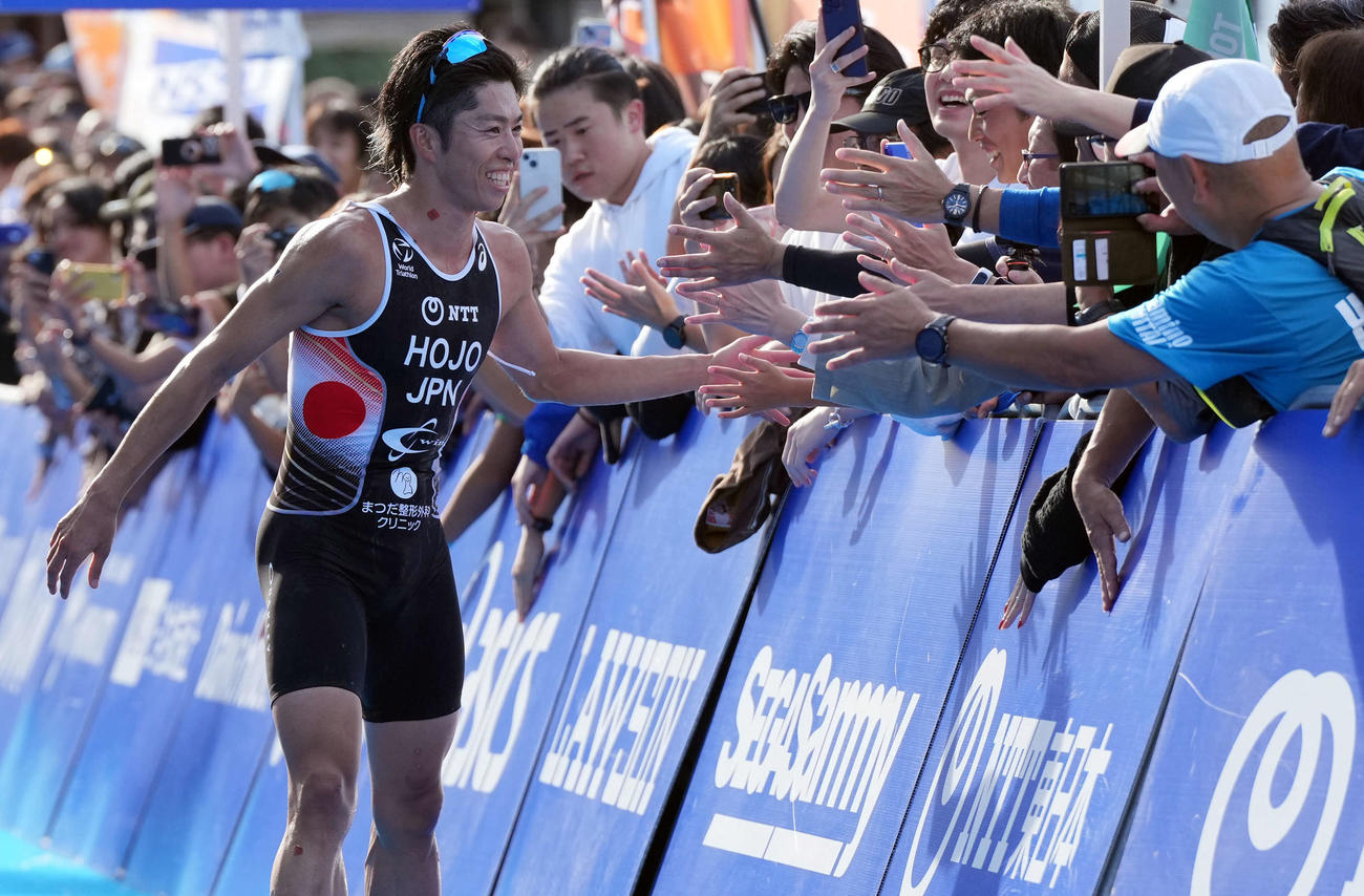 トライアスロン日本選手権　男子　優勝を飾った北條巧（撮影・たえ見朱実）