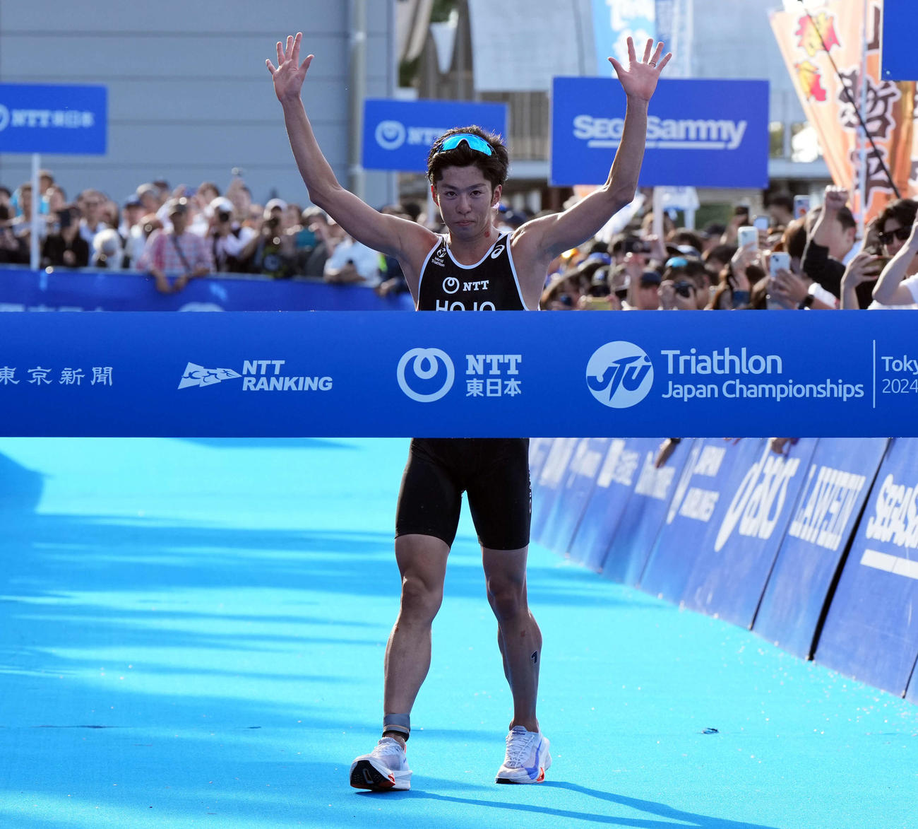 トライアスロン日本選手権　男子　優勝を飾り笑顔を見せる北條巧（撮影・たえ見朱実）