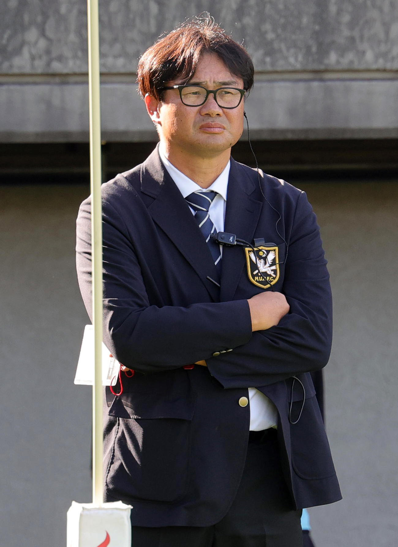 帝京大対明大　練習を見つめる明大・神鳥監督（撮影・野上伸悟）