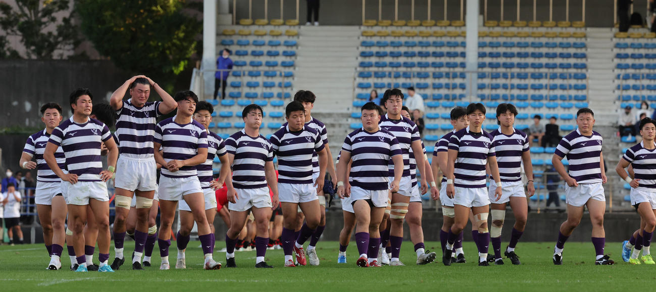 帝京大対明大　28－48で敗れ引き揚げる明大の選手たち（撮影・野上伸悟）